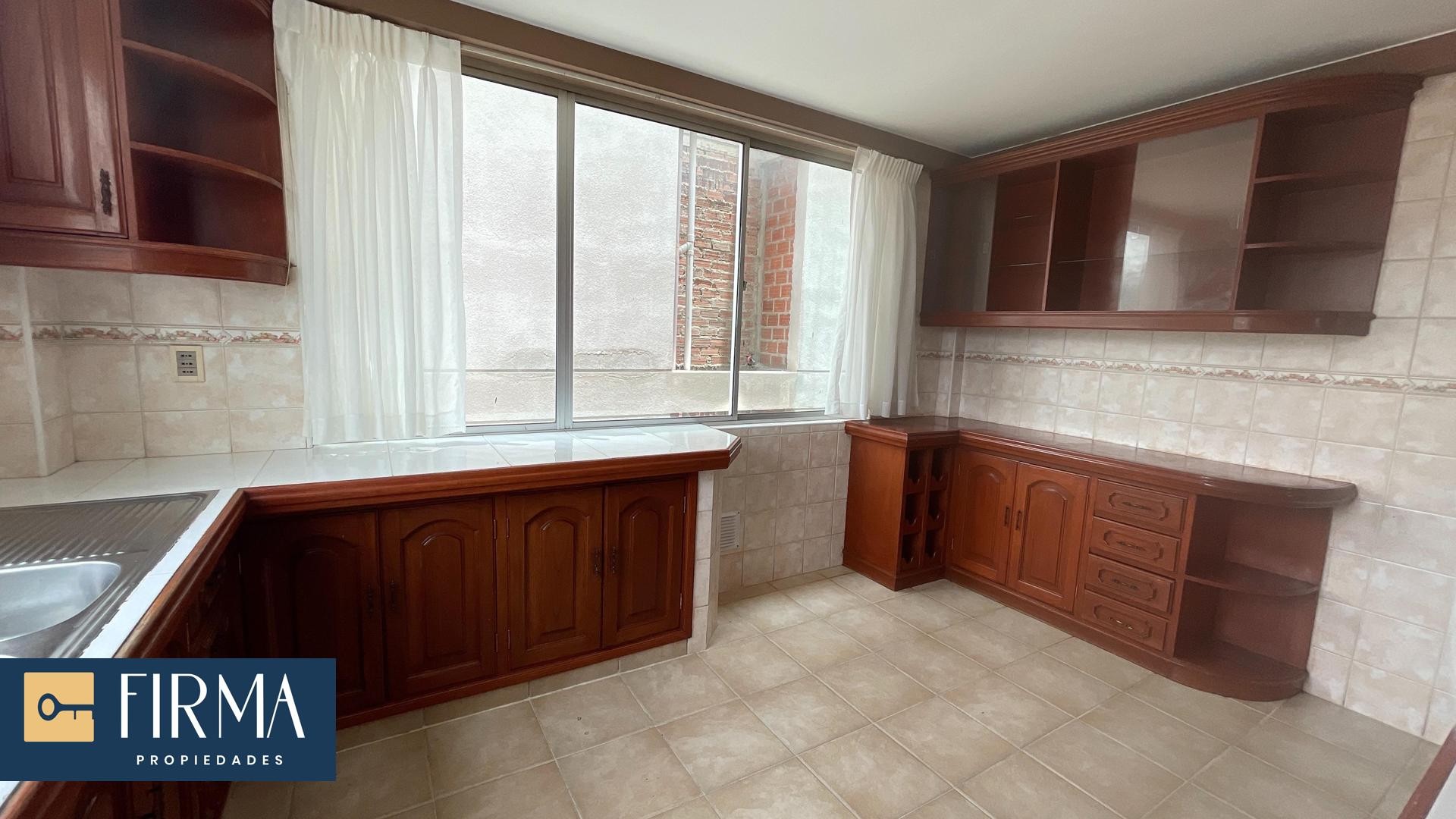 Departamento en VentaDEPARTAMENTO DUPLEX EN VENTA EN ACHUMANI BAJO CALLE 11 CON TERRAZA PRIVADA 3 dormitorios 4 baños 1 parqueos Foto 4