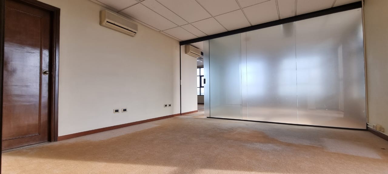 Oficina en AlquilerEdificio Torres CAINCO, Calle Cochabamba 4 dormitorios 2 baños 1 parqueos Foto 3