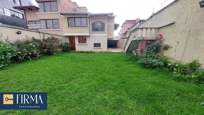 Casa en Calacoto en La Paz 3 dormitorios 3 baños 4 parqueos Foto 1