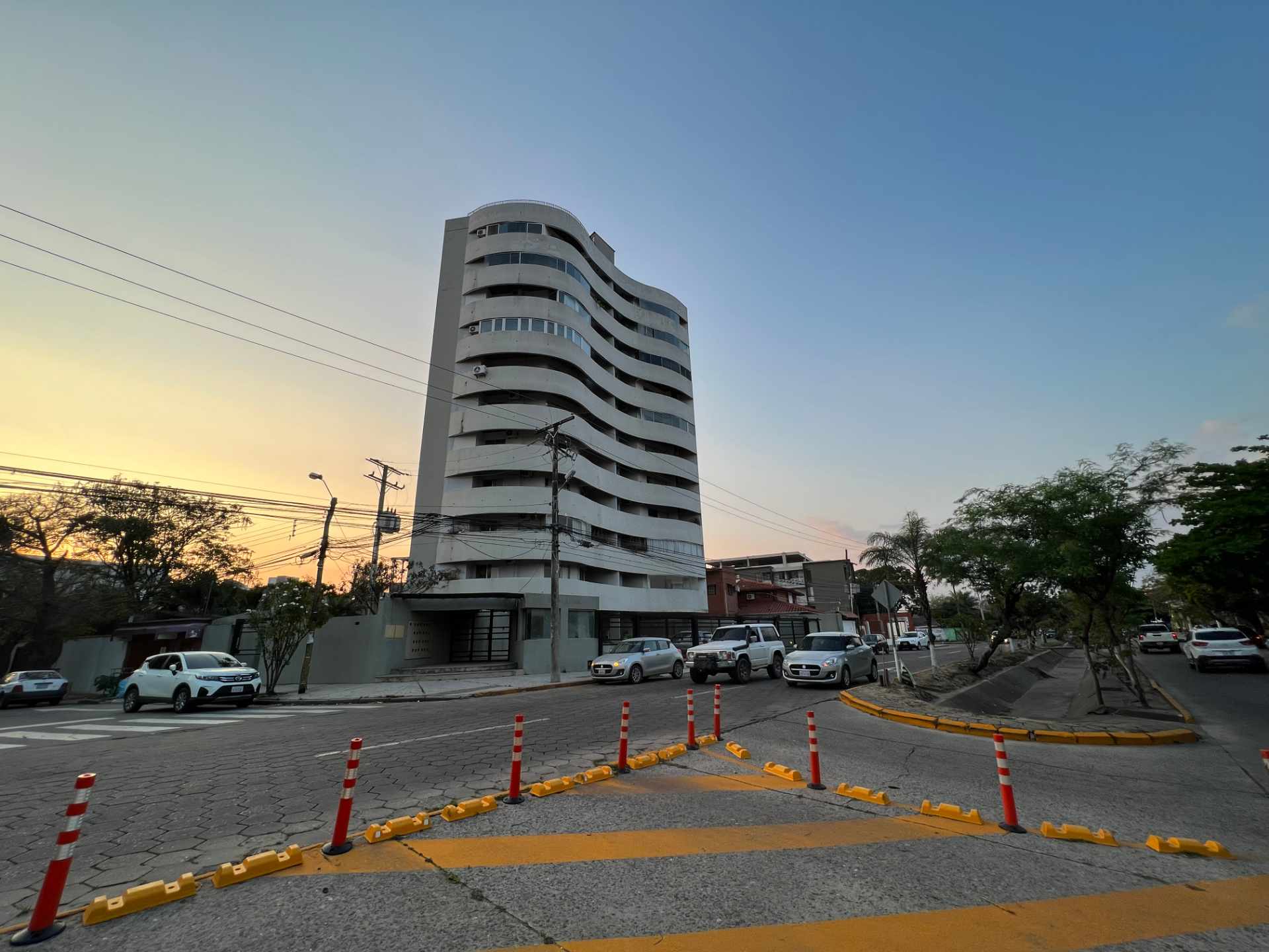 Departamento Condominio Cupesí, Alquiler amoblado de 2 dormitorios, 2do. y 3er. Anillo Zona Norte, sobre Av. Ovidio Barbery, 2do. y 3er. Anillo, cerca de Zona Isuto e Equipetrol. Foto 1