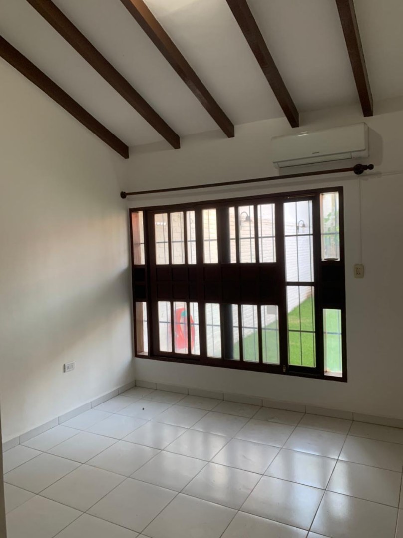 Casa en Entre 2do y 3er anillo Este en Santa Cruz de la Sierra 4 dormitorios 4 baños 3 parqueos Foto 11