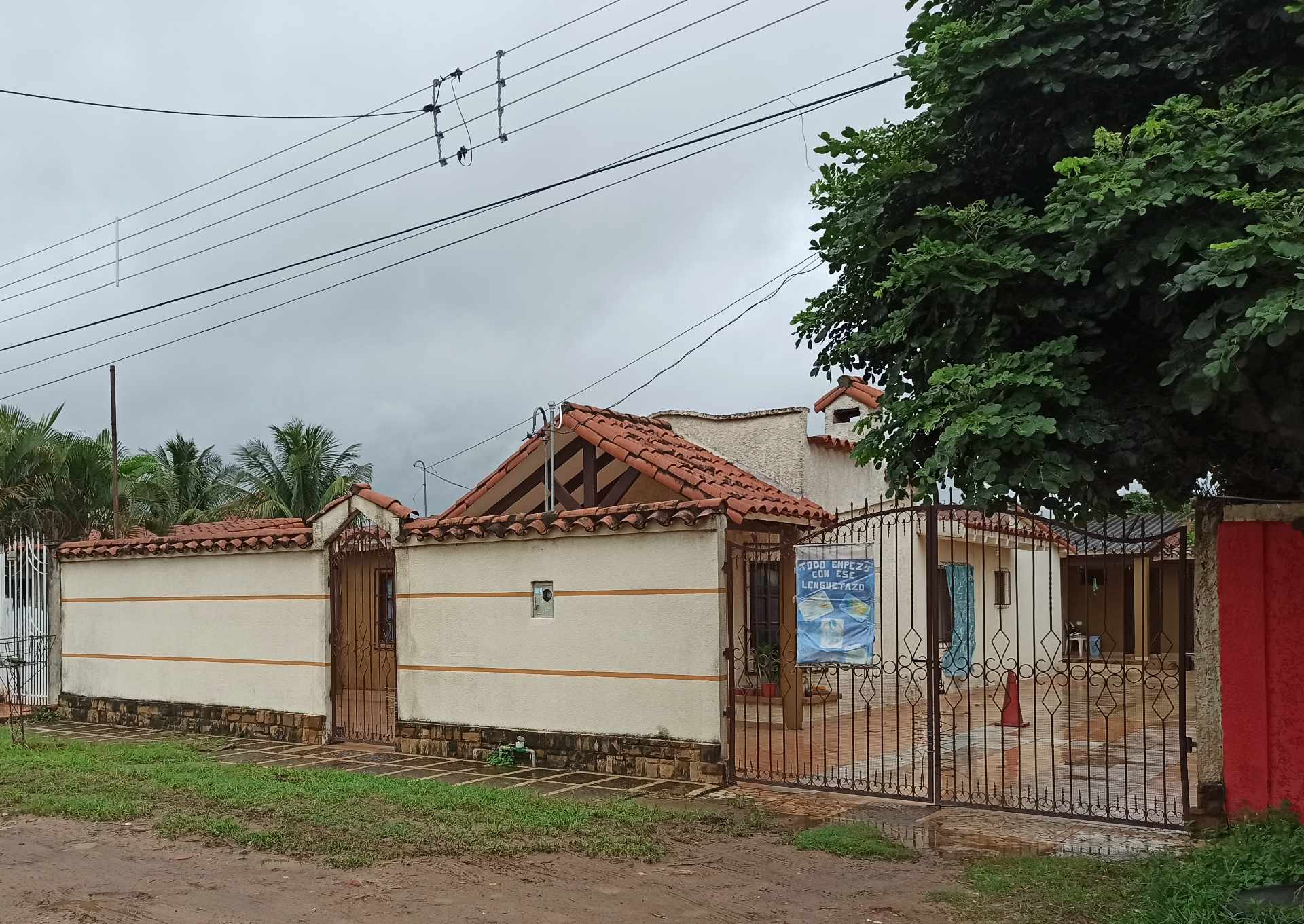 Casa en VentaAV MOSCU, ENTRE 7MO Y 8VO ANILLO, ZONA MERCADO LAS AMERICAS. Calle Nogal, cerca del Hospital Frances Foto 1