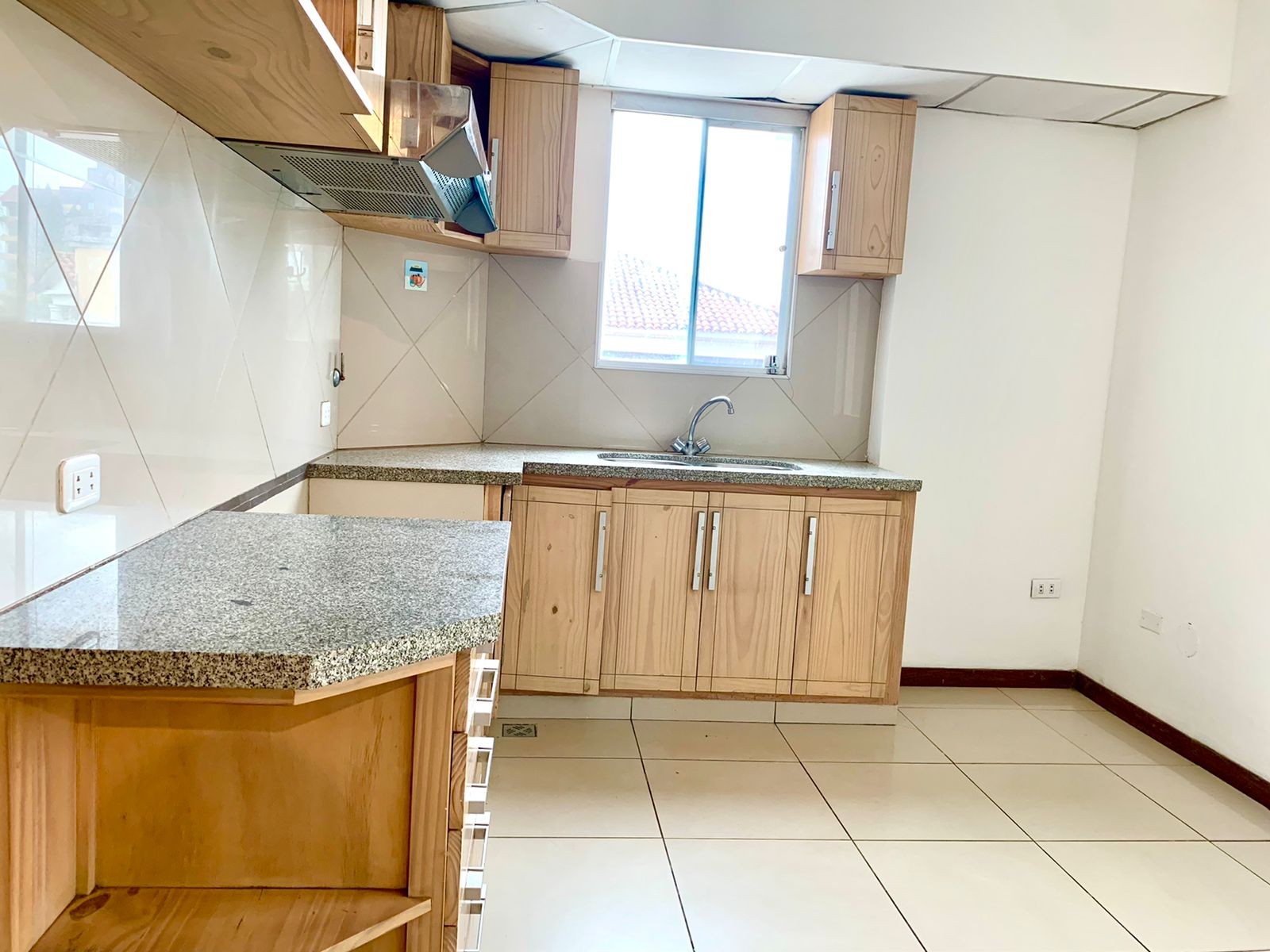 Departamento en Entre 2do y 3er anillo Norte en Santa Cruz de la Sierra 3 dormitorios 2 baños 1 parqueos Foto 6