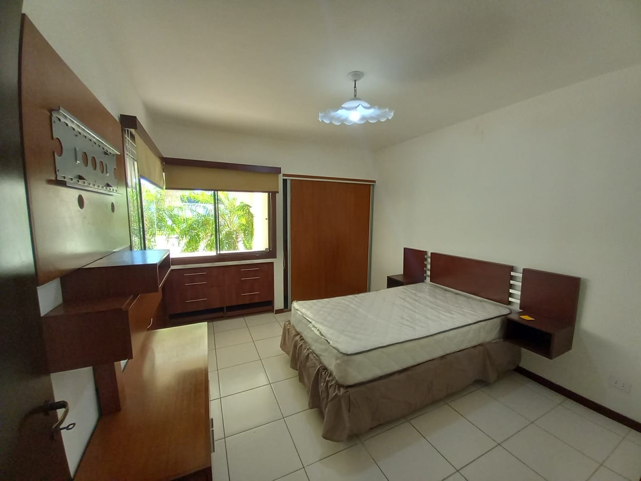 Casa en Alquiler5to. anillo Beni y Banzer 4 dormitorios 4 baños 2 parqueos Foto 5