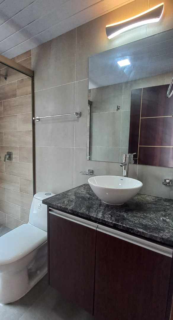 Casa en VentaInmediaciones Campo Ferial y Country Club, OTB Exaltación, en pasaje cerrado, Urbanización La Rinconada, Zona Alalay 4 dormitorios 5 baños 3 parqueos Foto 1