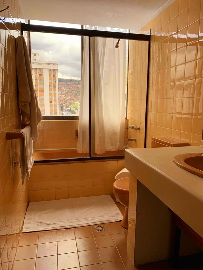 Departamento en AlquilerDepartamento en alquiler -  Av Arce 2 dormitorios 3 baños 1 parqueos Foto 5