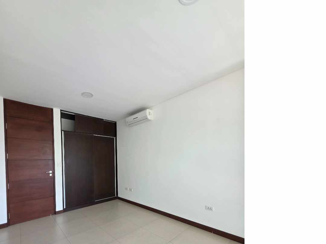 Departamento en AlquilerZona Norte 
6to. Anillo ( Av.Banzer y Beni)
Condominio Torres de  la Sierra 3 dormitorios 4 baños 1 parqueos Foto 33
