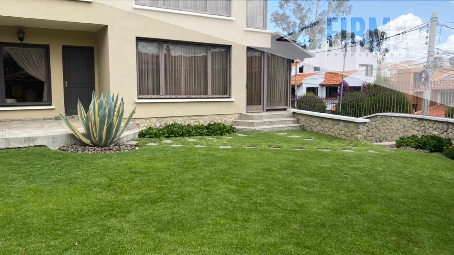 Casa en VentaACHUMANI 4 dormitorios 5 baños 3 parqueos Foto 1