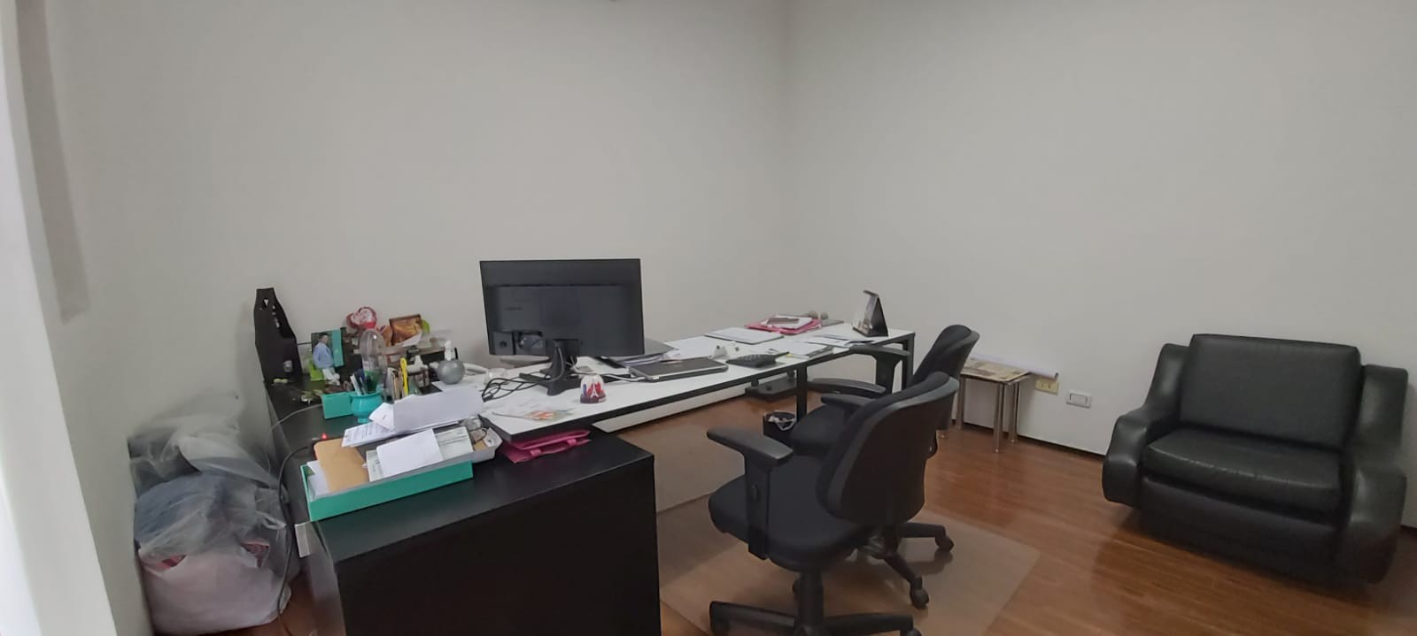 Oficina en AlquilerEDIFICIO SPAZIO, se encuentra en la zona Norte, por  la Av. Beni entre el 2do y 3er. anillo. 5 dormitorios 2 baños  Foto 8