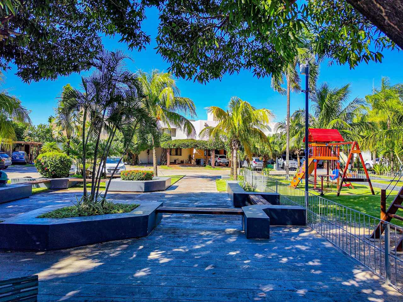 Casa en AlquilerCond. La Hacienda I, 5to. Anillo entre Av. Banzer y Av. Beni 4 dormitorios 3 baños 1 parqueos Foto 13
