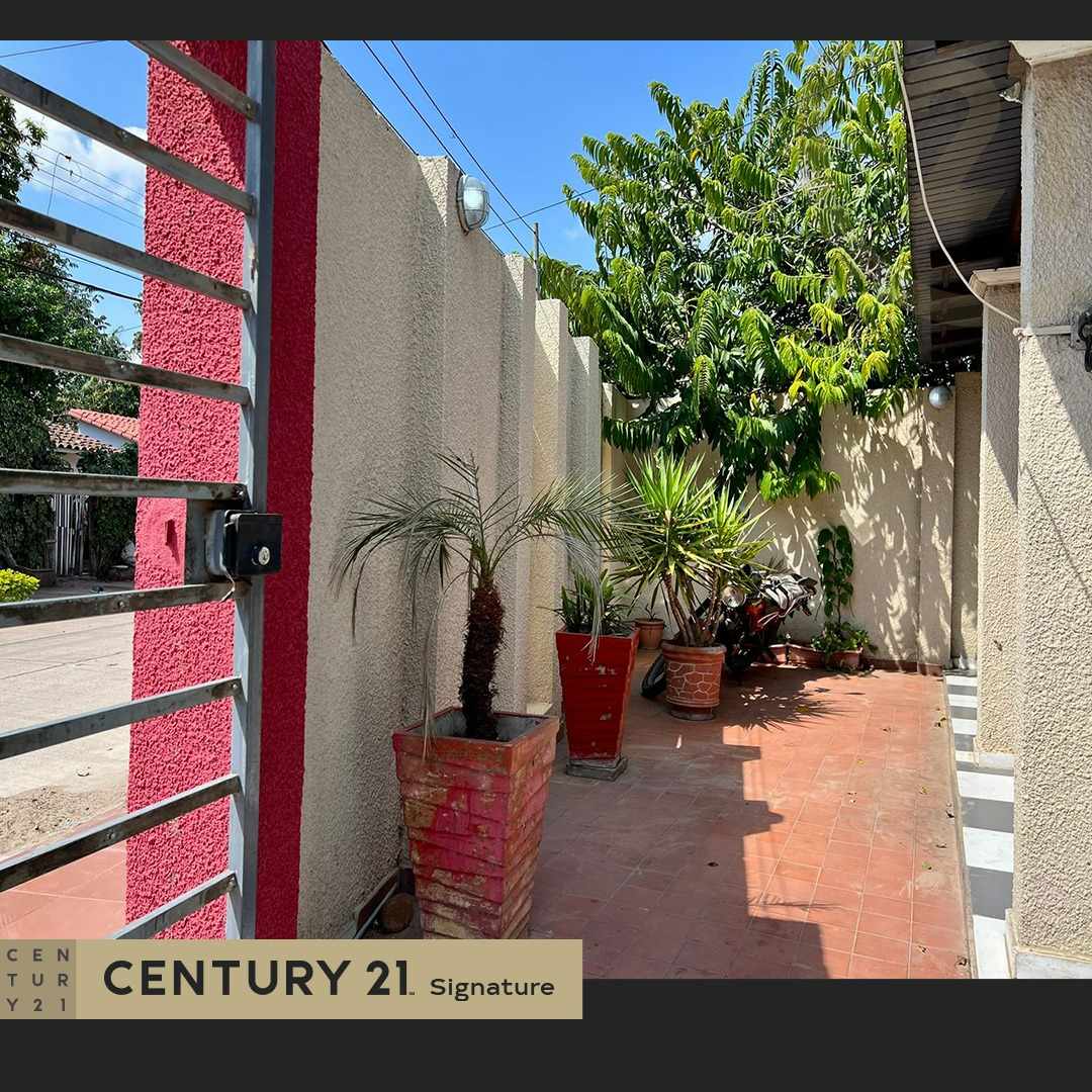 Casa en VentaCASA EN VENTA CALLE DELMIRA CUELLAR ESQUINA MOTACU-WARNES Foto 11