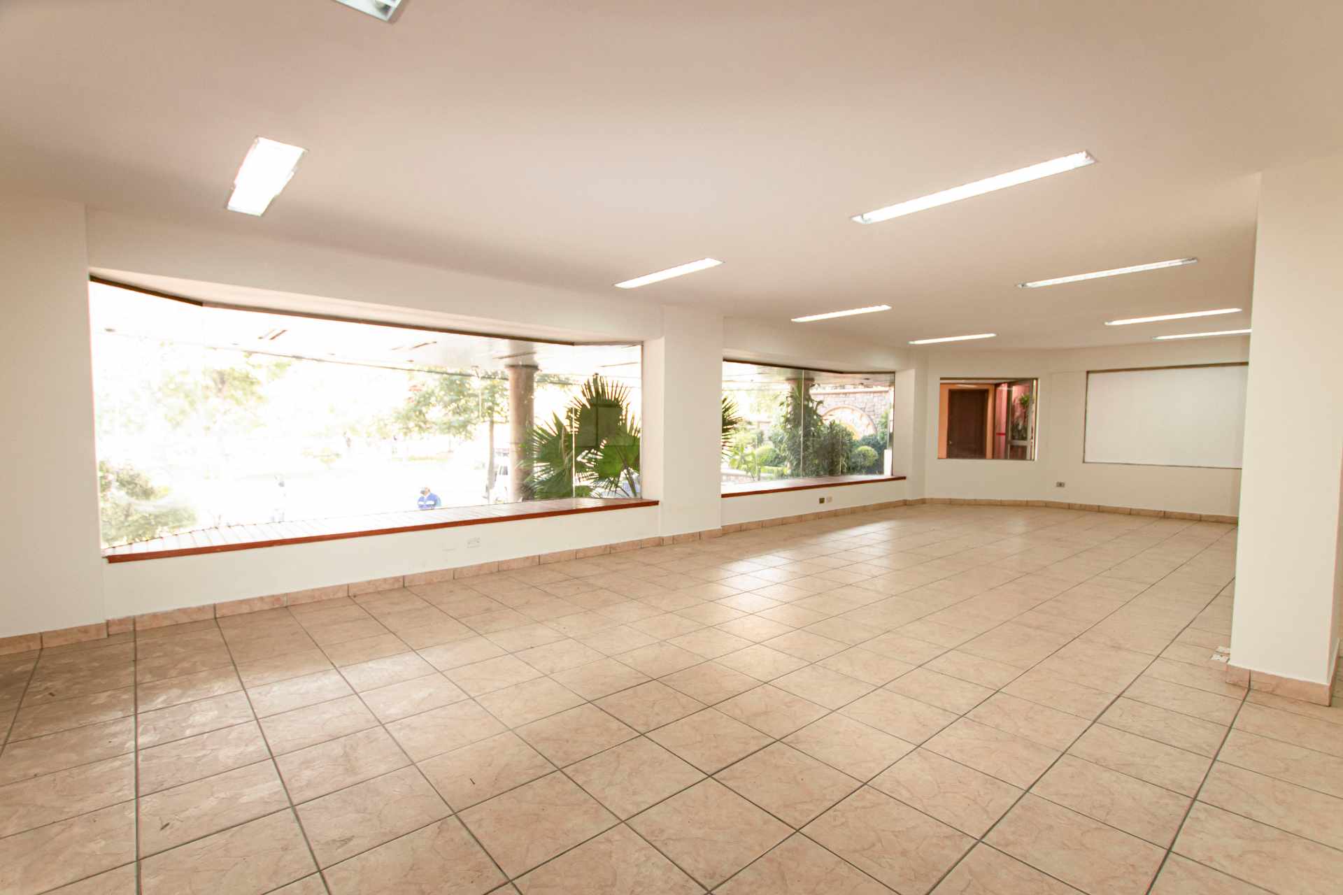 Local comercial en AlquilerAv. Ballivian, Prado - Edif. Torres del Sol - Centro - Cochabamba  2 baños  Foto 10