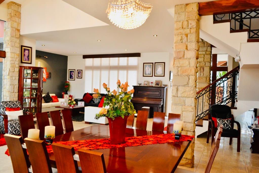 Casa en Entre 2do y 3er anillo Sur en Santa Cruz de la Sierra 3 dormitorios 4 baños 4 parqueos Foto 2