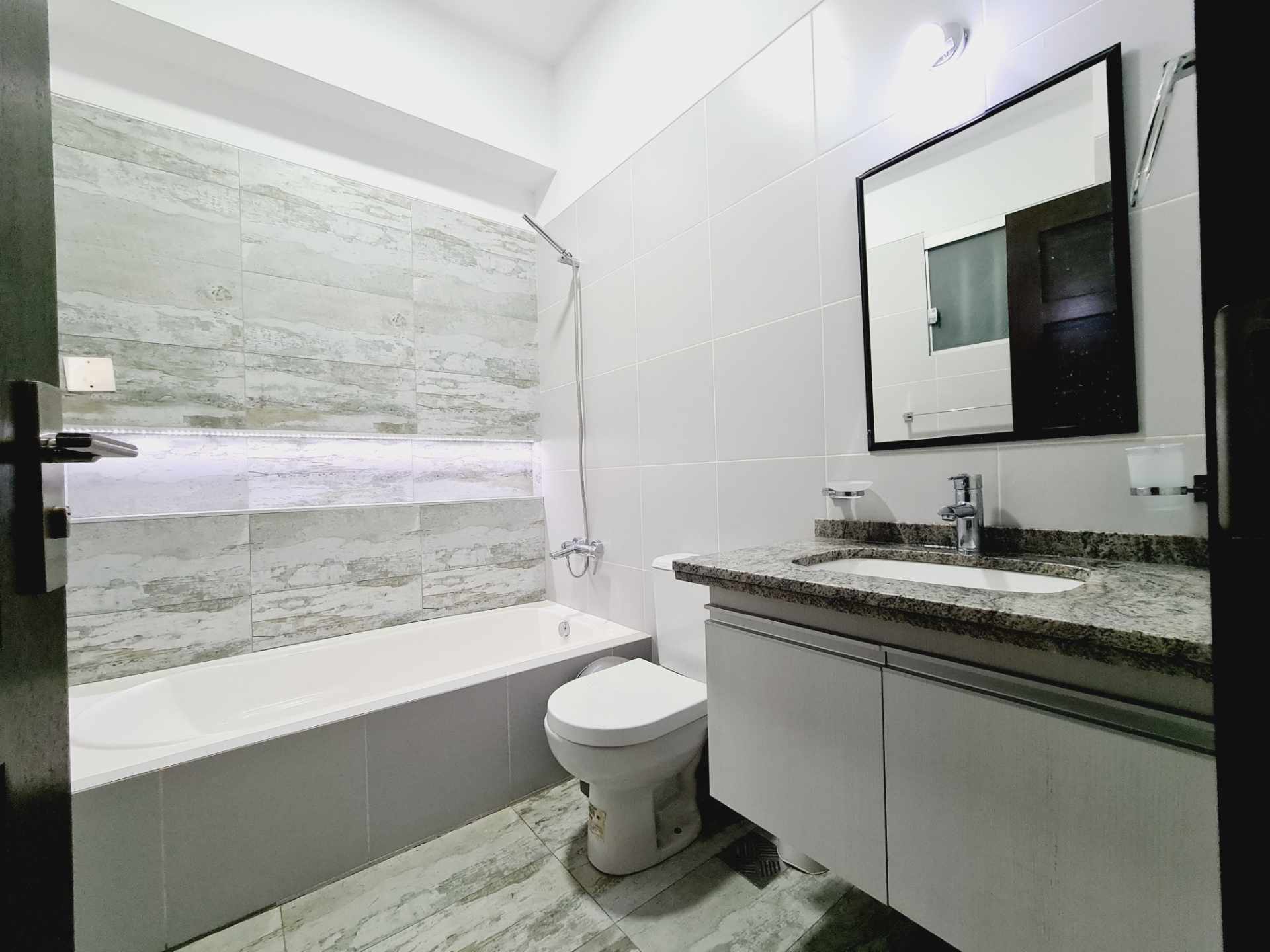 Departamento en VentaCalle Tupak Amaru, edificio Trivento. A cuadra y media de la Av. América. Foto 6