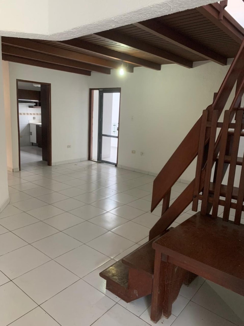 Casa en Entre 2do y 3er anillo Este en Santa Cruz de la Sierra 4 dormitorios 4 baños 3 parqueos Foto 17