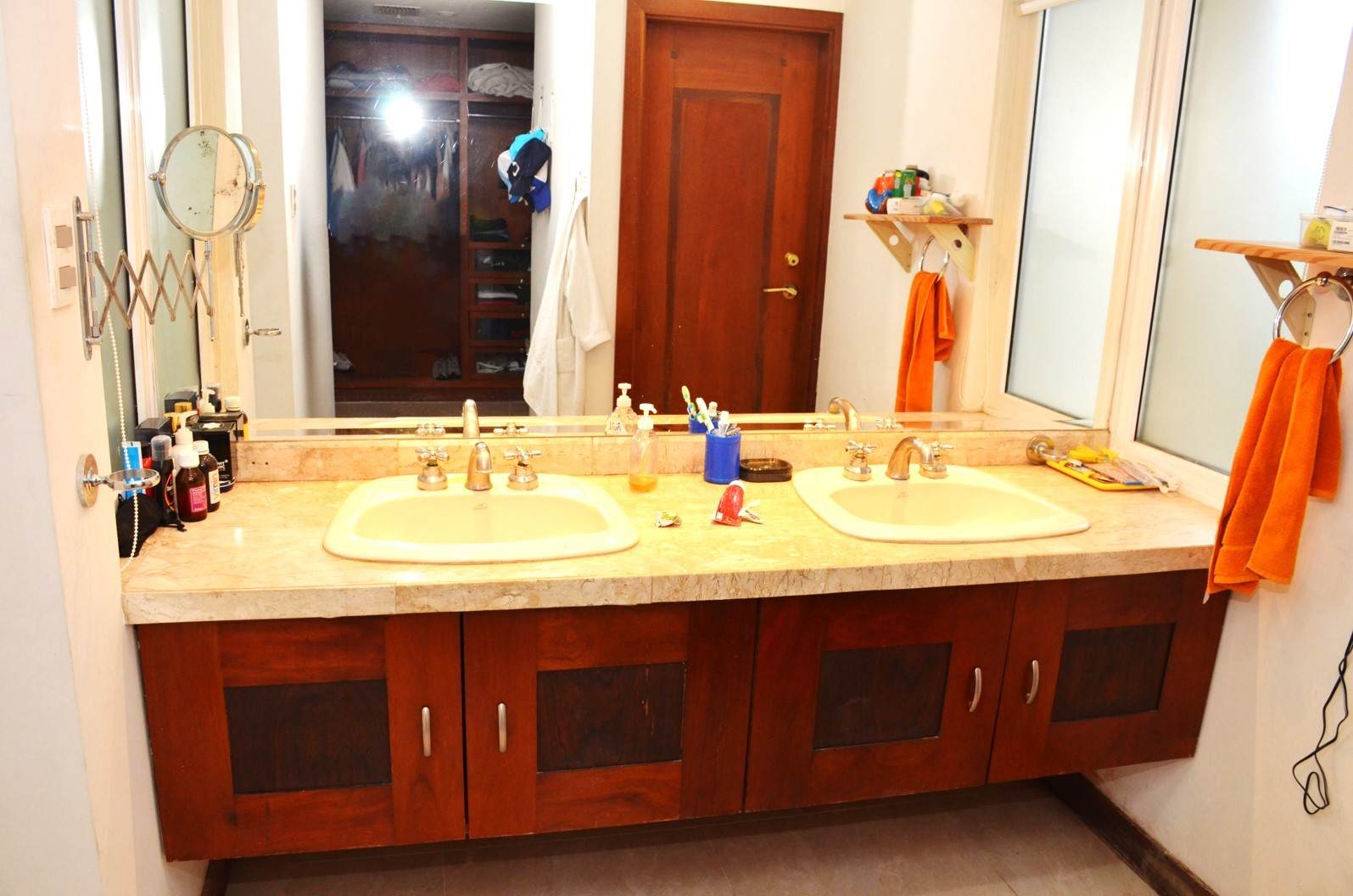 Casa en Entre 2do y 3er anillo Norte en Santa Cruz de la Sierra 5 dormitorios 4 baños 2 parqueos Foto 10