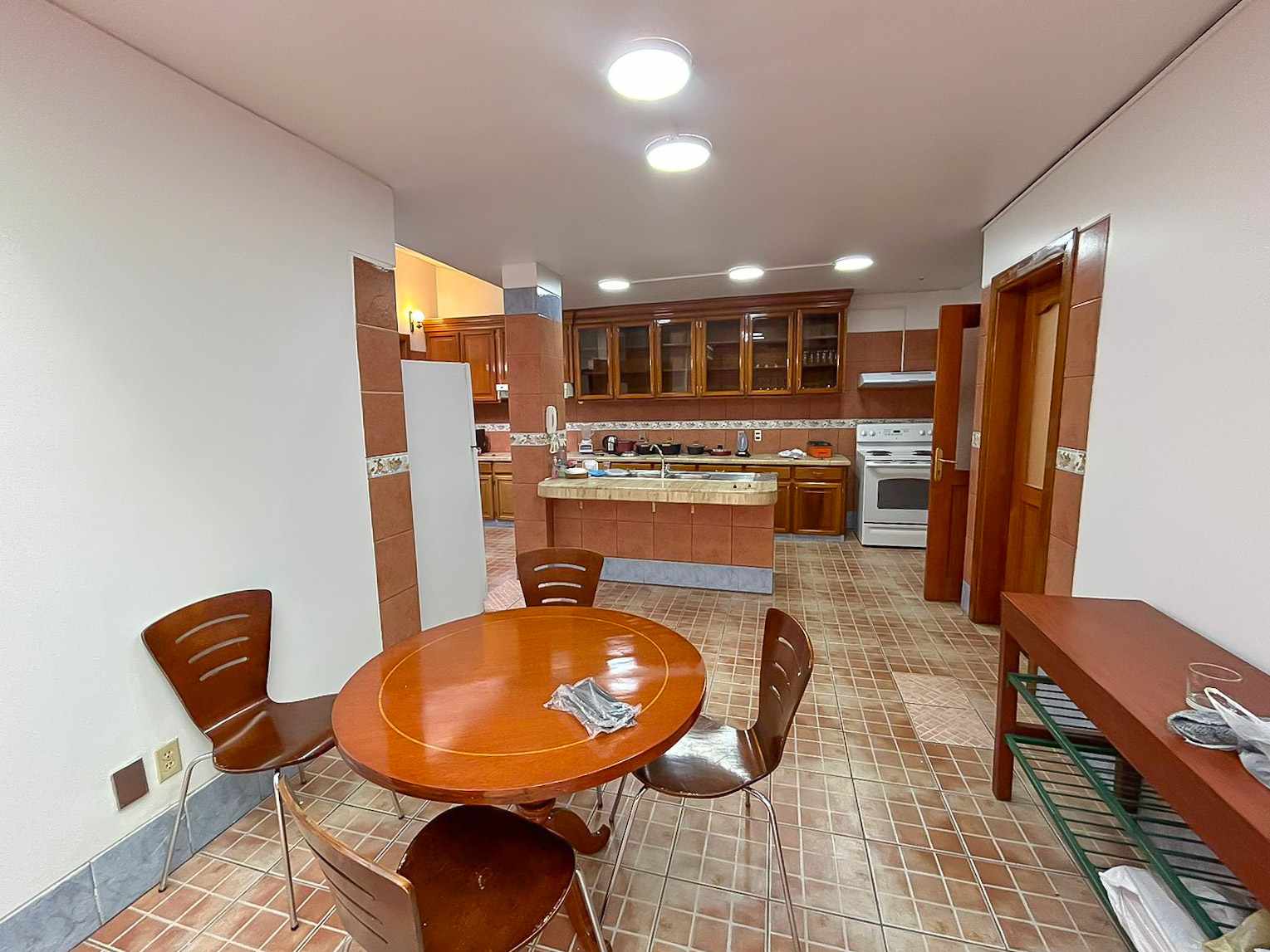 Casa en Alquiler<b>CASA AMOBLADA Y EQUIPADA DE 4 DORMITORIOS EN ALQUILER, CALACOTO</b> 4 dormitorios 5 baños 3 parqueos Foto 6