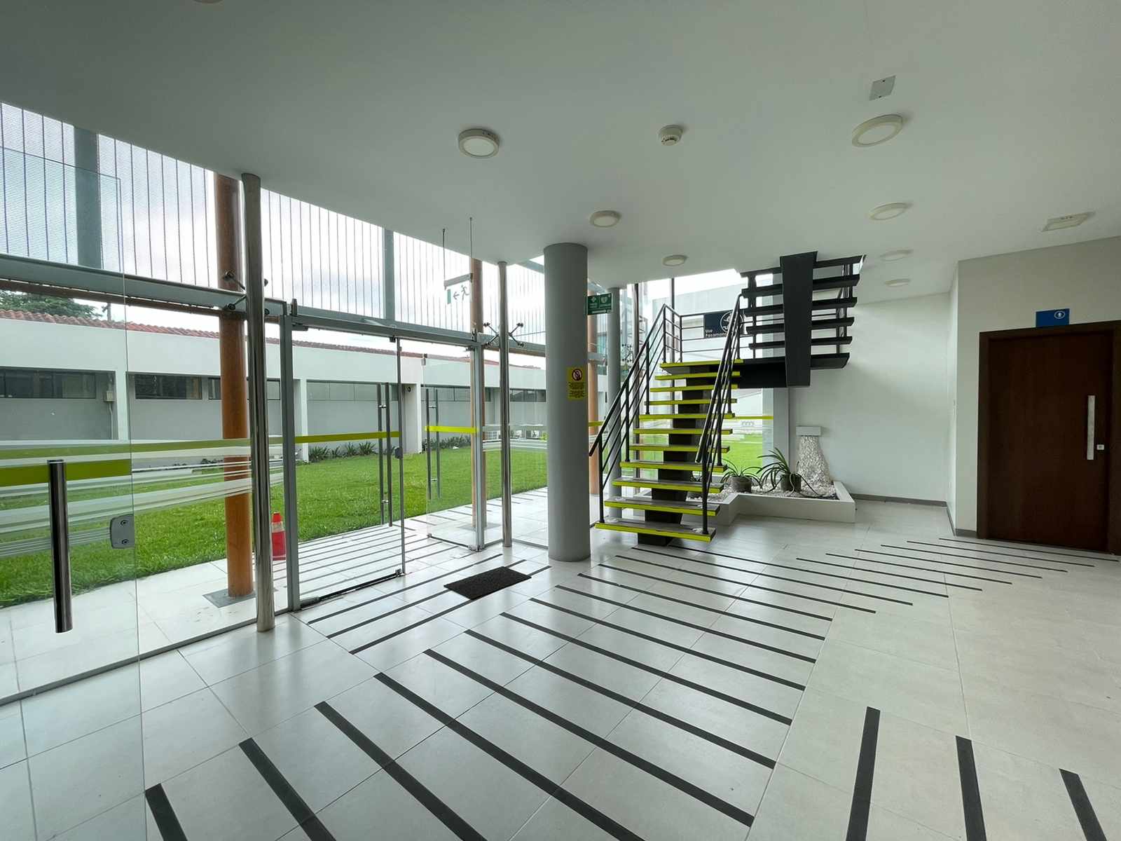 Local comercial en Entre 4to y 5to anillo Oeste en Santa Cruz de la Sierra  10 baños  Foto 8