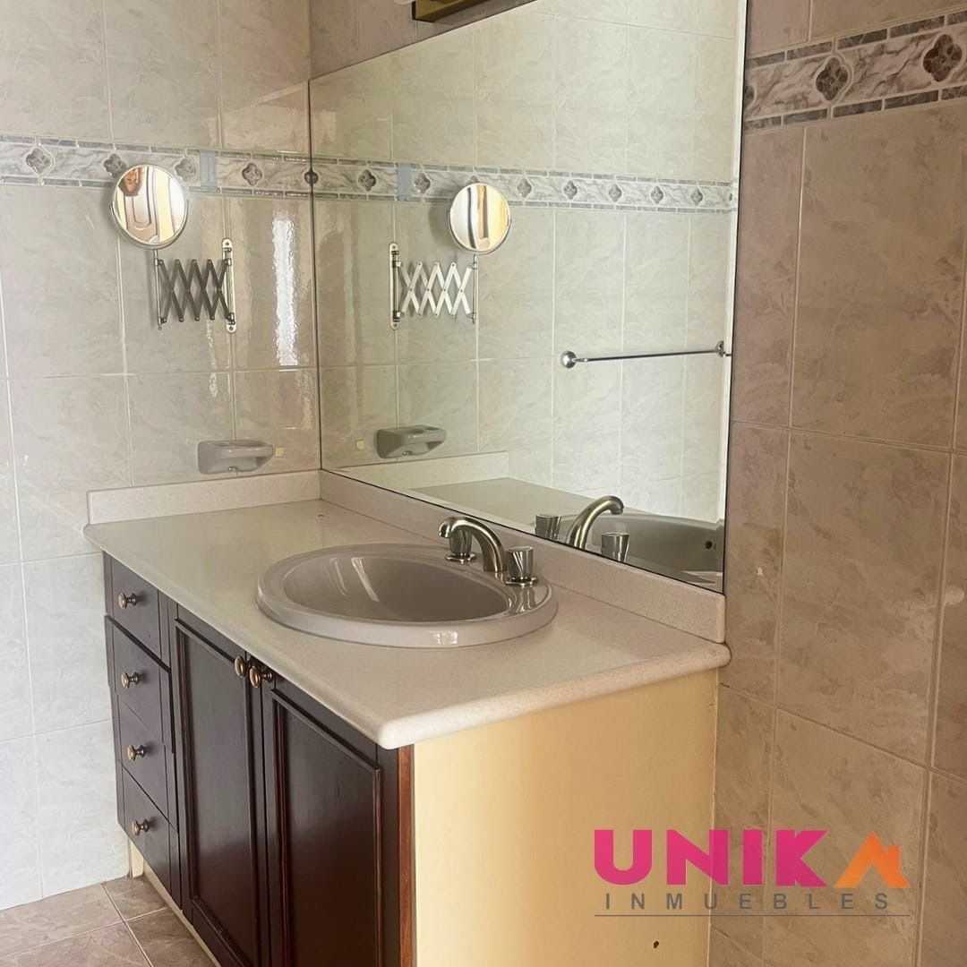 Departamento en AlquilerHermoso Penthouse Duplex Semi Amueblado, con lindas vista , Calacoto  3 dormitorios 4 baños 2 parqueos Foto 33