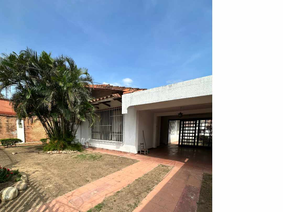 Casa en Alquiler[CASA INDEPENDIENTE EN ALQUILER PARA OFICINAS O VIVIENDA PET FRIENDLY | SOBRE AV. RADIAL 27, entre 3er. y 4to. Anillo] 3 dormitorios 2 baños 3 parqueos Foto 2