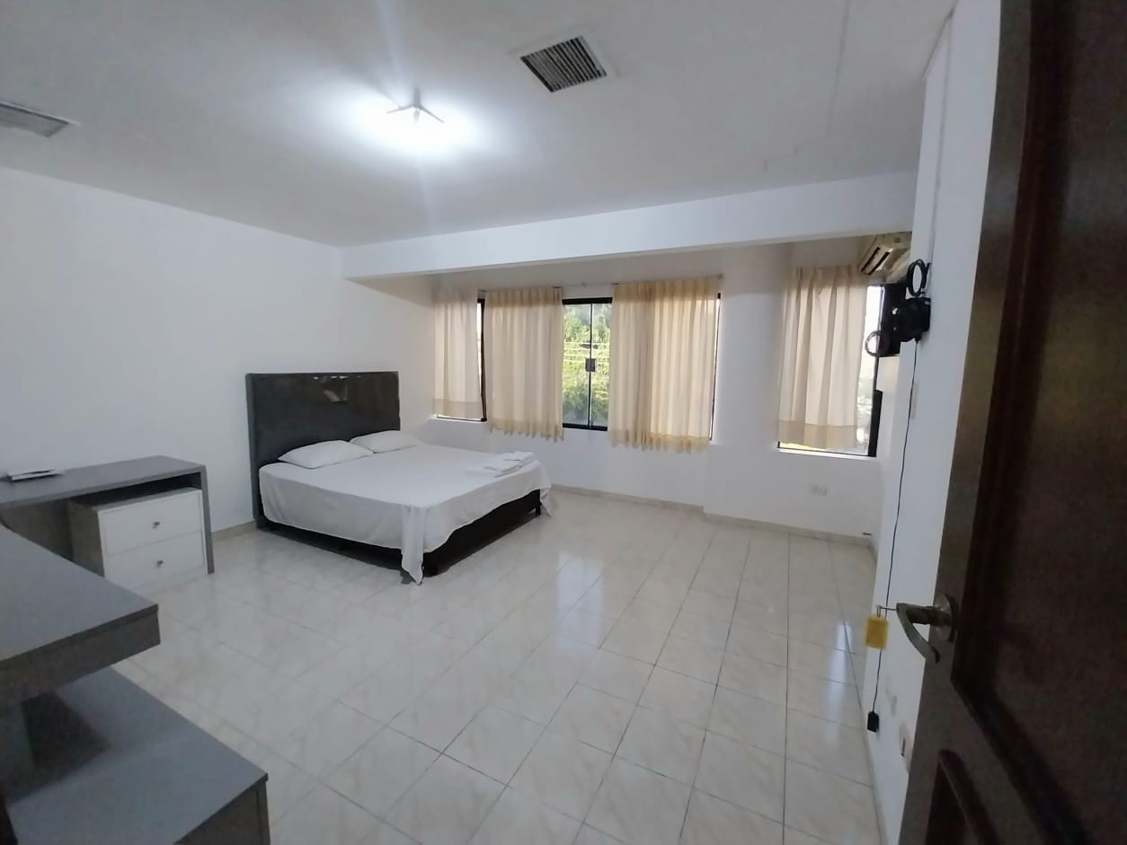 Casa en Alquiler📍 ZONA OESTE, BARRIO URBARÍ 4 dormitorios 4 baños 3 parqueos Foto 9