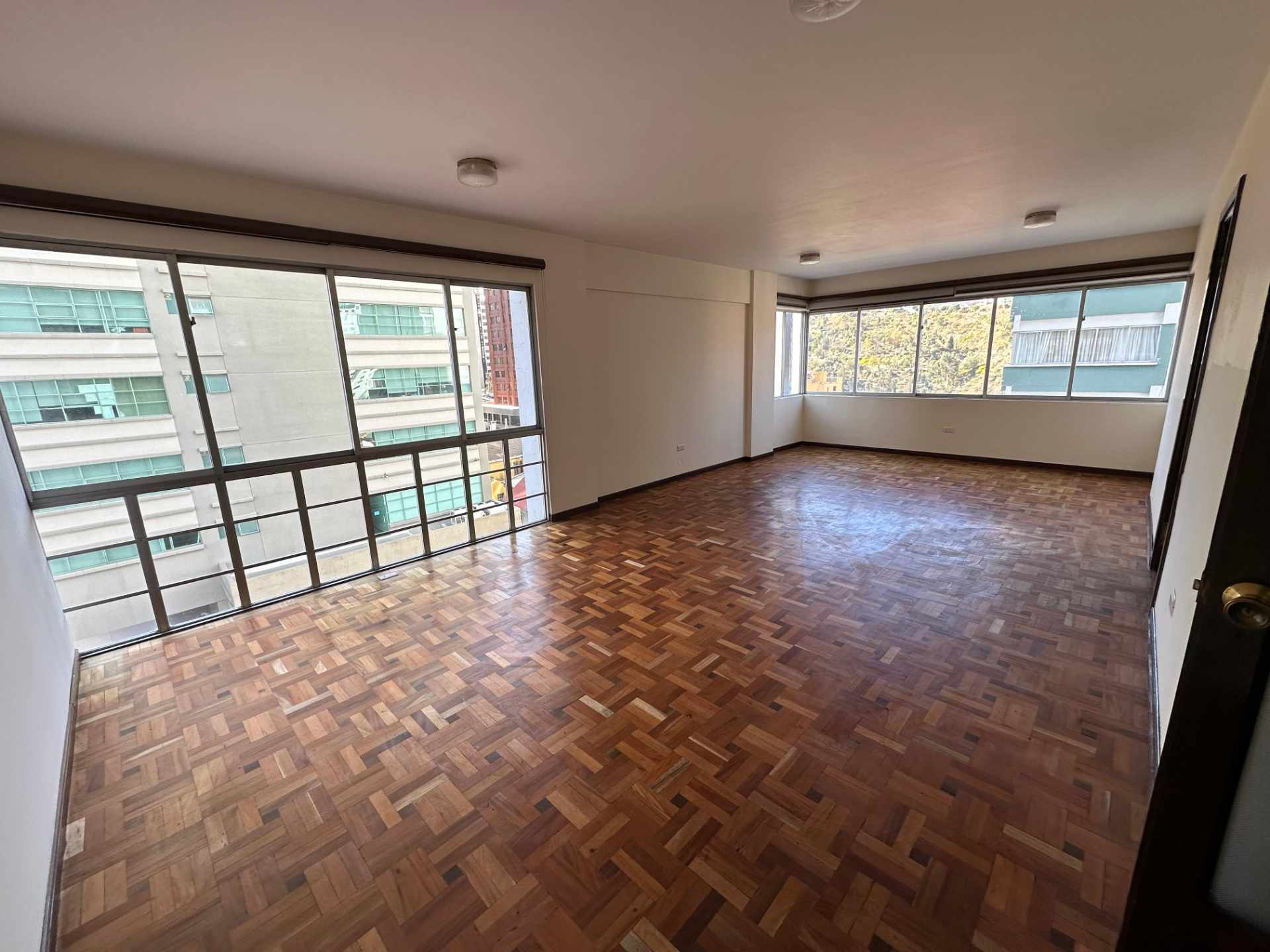 Departamento en San Jorge en La Paz 4 dormitorios 4 baños 1 parqueos Foto 1