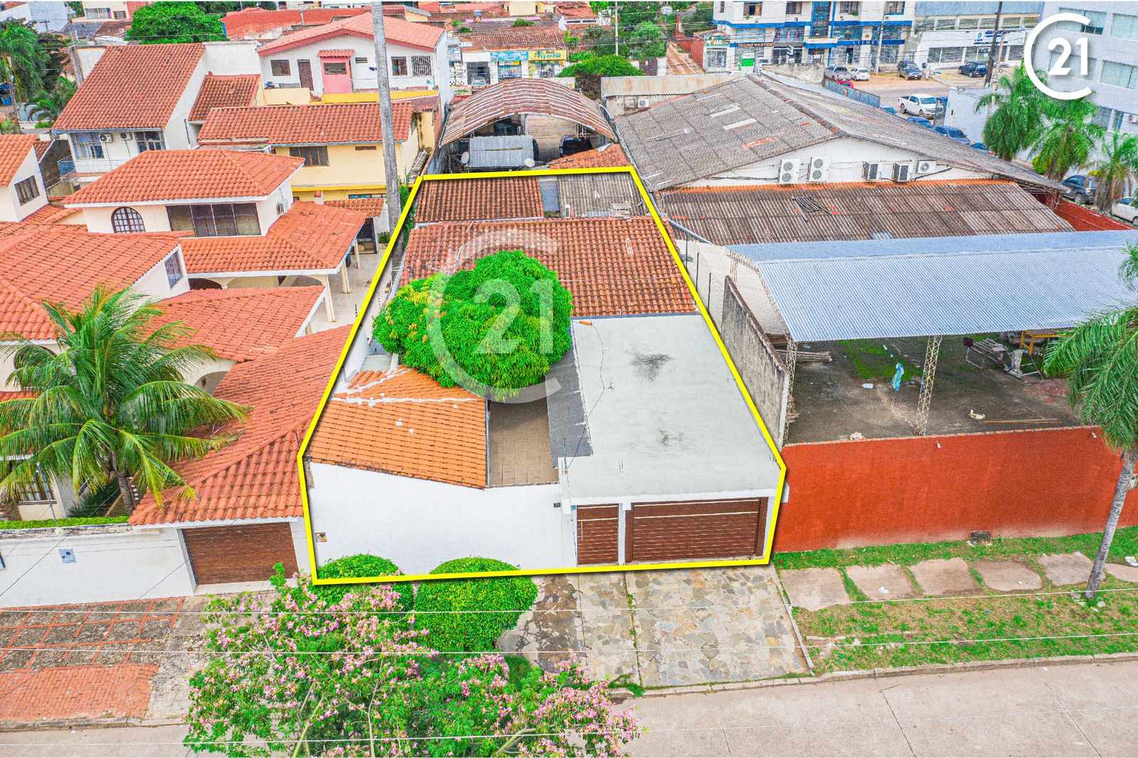 Casa en VentaAVENIDA ALEMANA Y 3ER ANILLO. ZONA NORTE!  5 dormitorios 3 baños 3 parqueos Foto 4