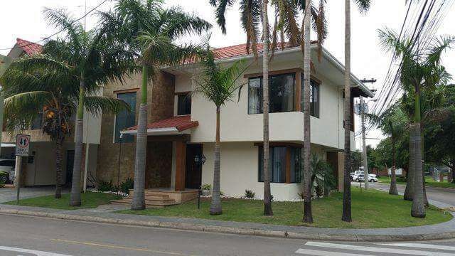 Casa LUJOSA CASA 4 SUITES EN CONDOMINIO, AVENIDA BANZER 4TO ANILLO, LADO AL MALL LAS BRISAS Foto 1