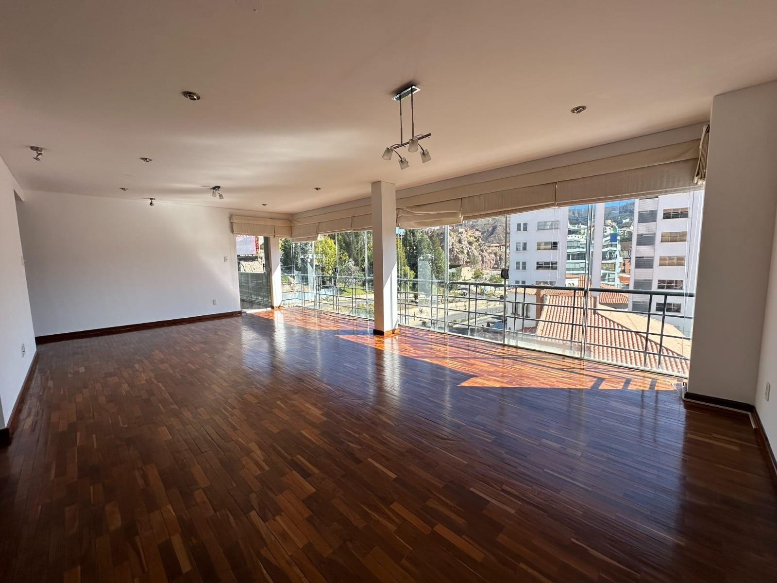 Departamento en Calacoto en La Paz 4 dormitorios 3 baños 2 parqueos Foto 3