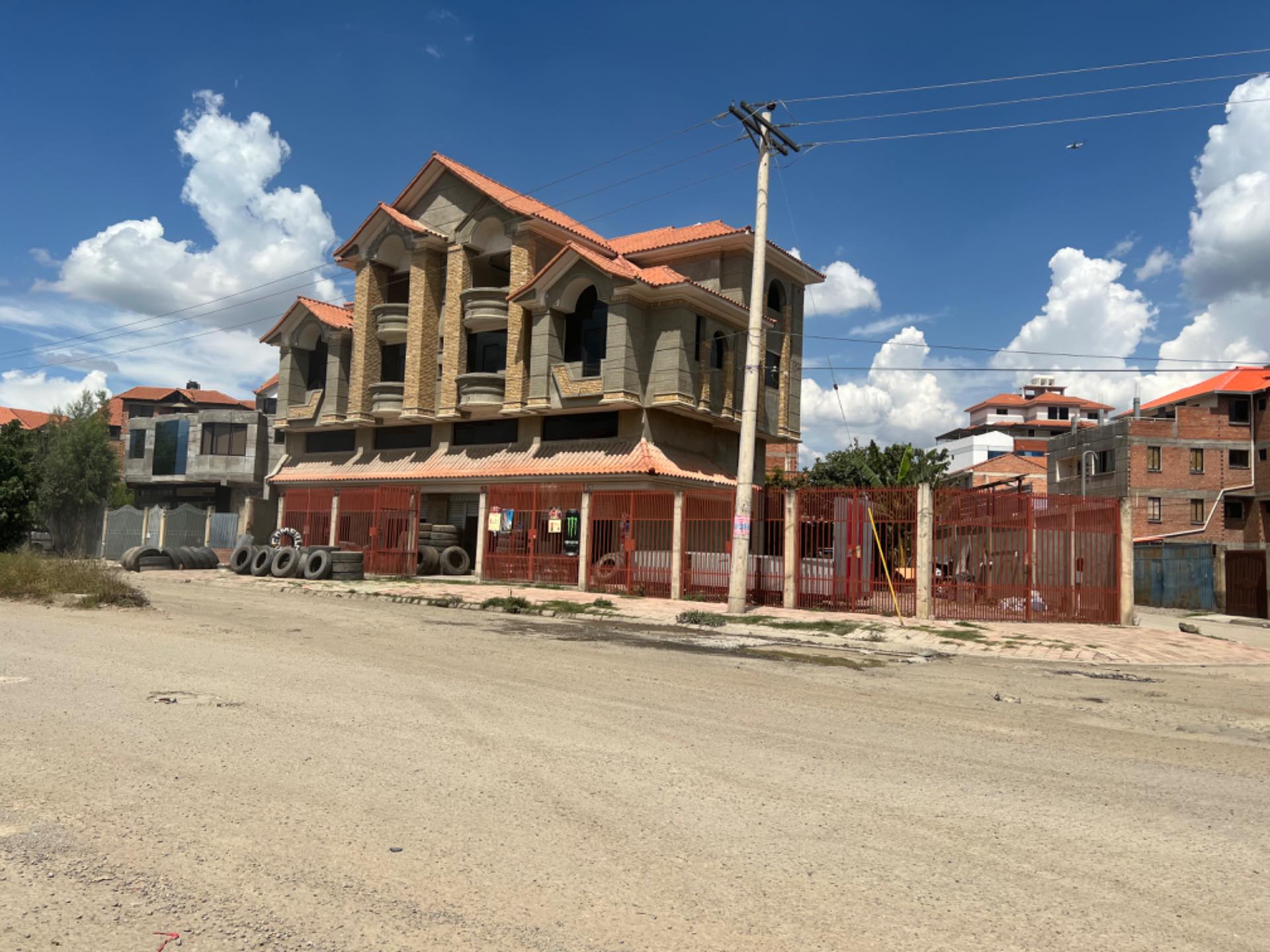 Casa en Quillacollo en Cochabamba 7 dormitorios 8 baños 1 parqueos Foto 2