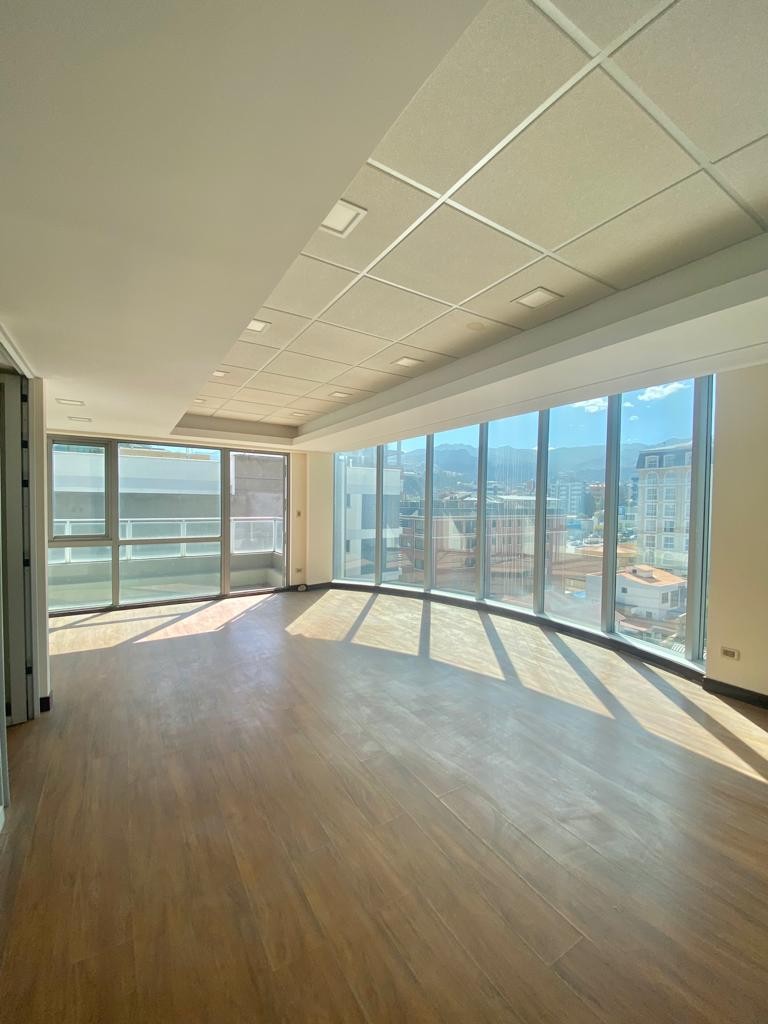 Oficina en AlquilerLINDA OFICINA EN ALQUILER, CALACOTO, HERMOSA VISTA Y TERRAZA PRIVADA CON JARDIN 7 dormitorios 4 baños 4 parqueos Foto 3