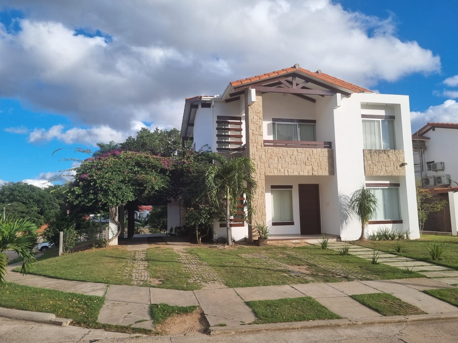 Casa en Urubó en Santa Cruz de la Sierra 4 dormitorios 5 baños 3 parqueos Foto 17