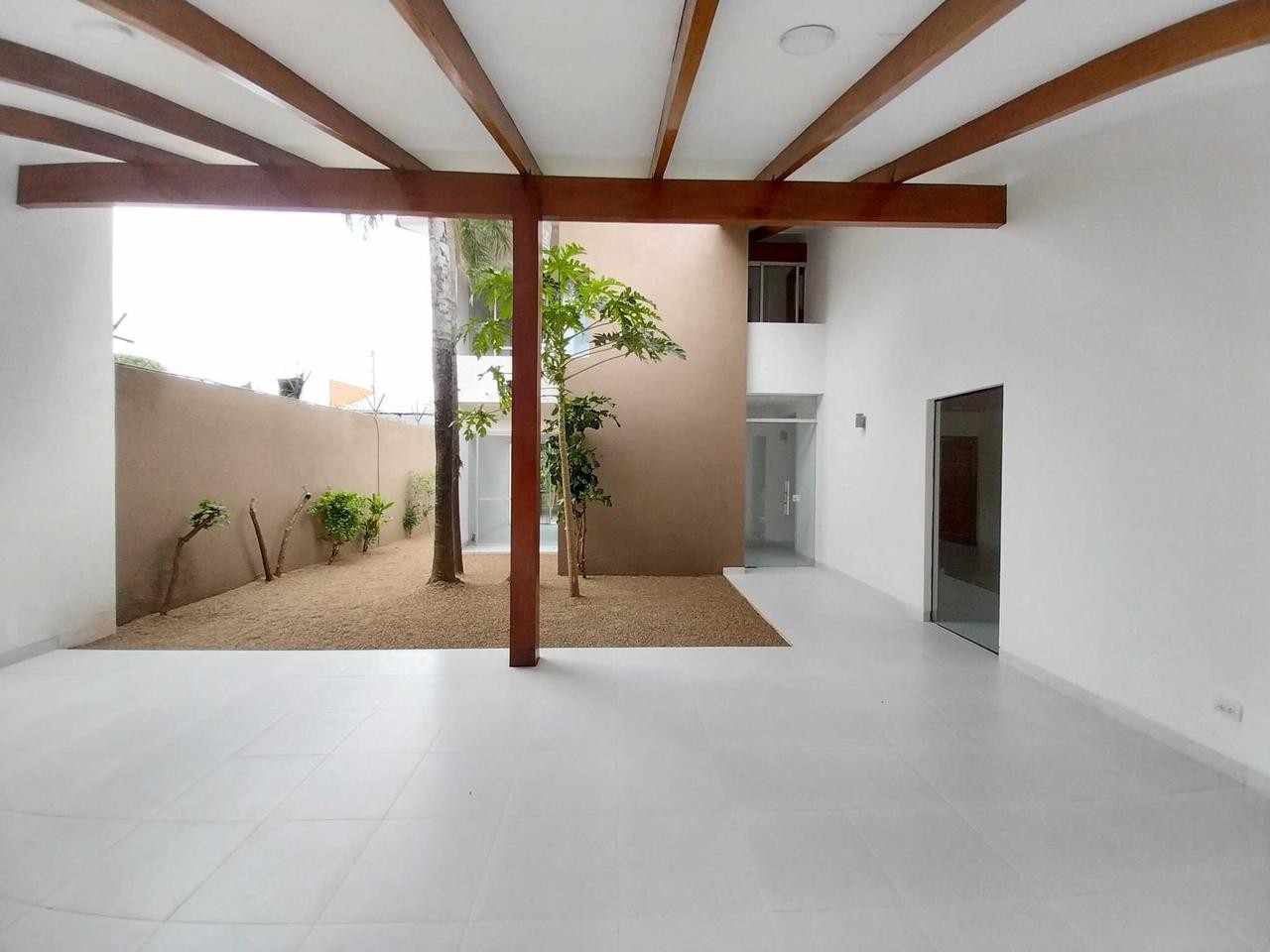 Casa en AlquilerCASA EN ALQUILER - ZONA OESTE - AV. ROCA Y CORONADO  Foto 3