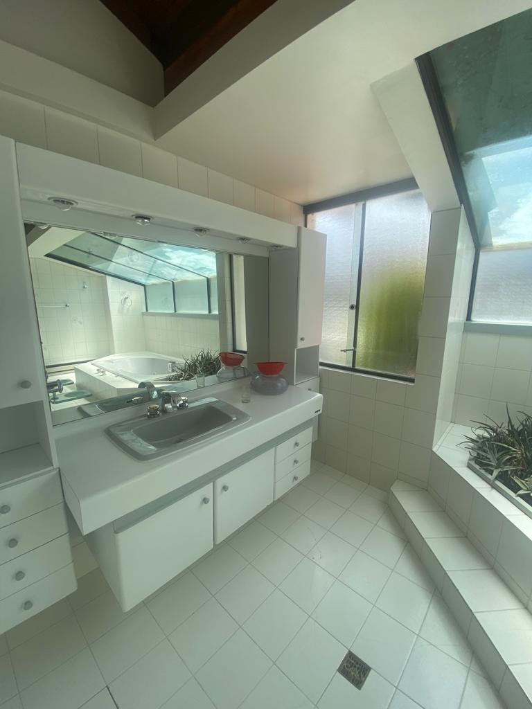 Casa Linda Casa Vacía en Alquiler o Venta
4 dormitorios en suite, Zona Irpavi
 Foto 9