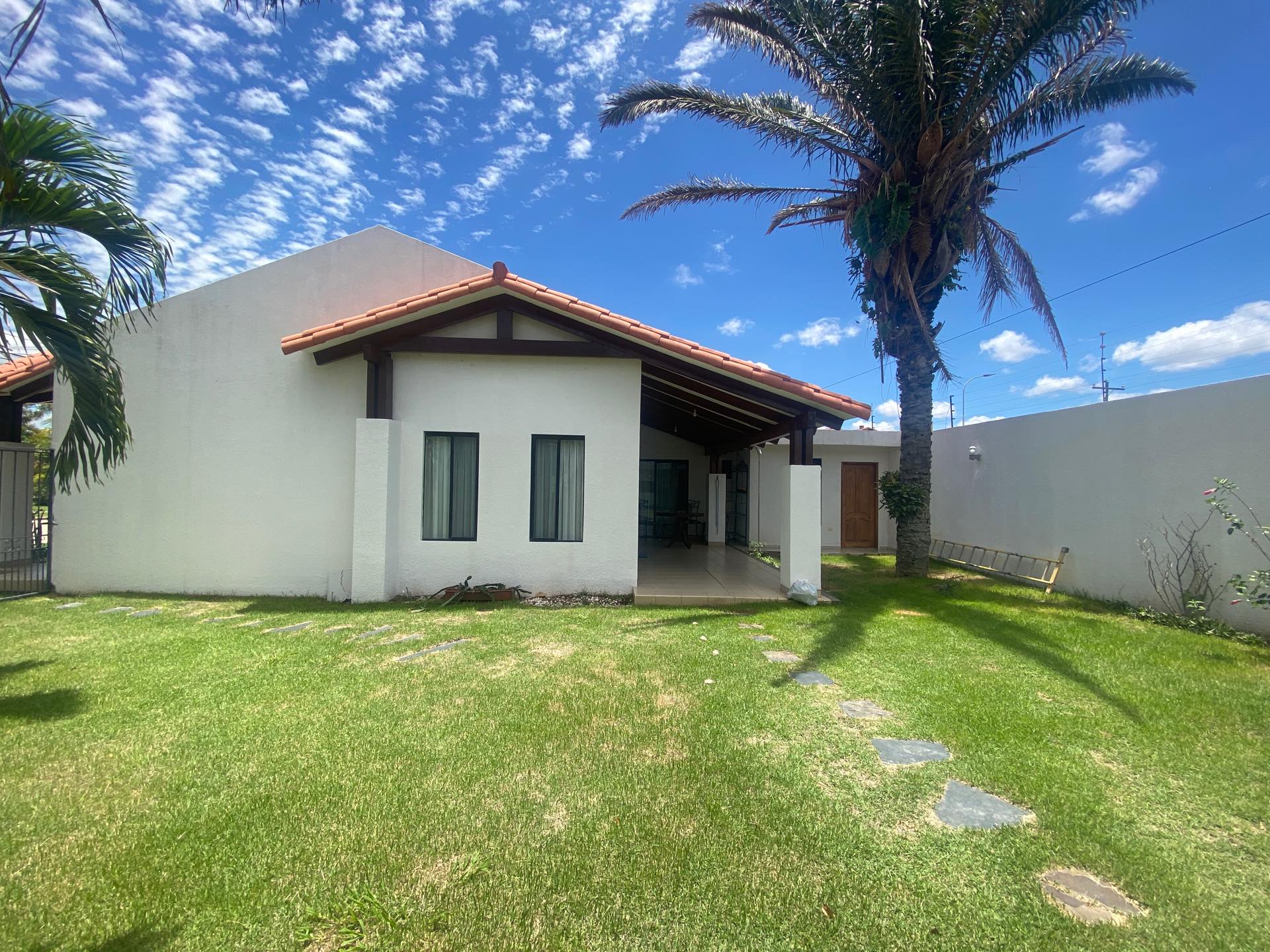 Casa en Entre 8vo y 9no anillo Norte en Santa Cruz de la Sierra 4 dormitorios 4 baños 2 parqueos Foto 2