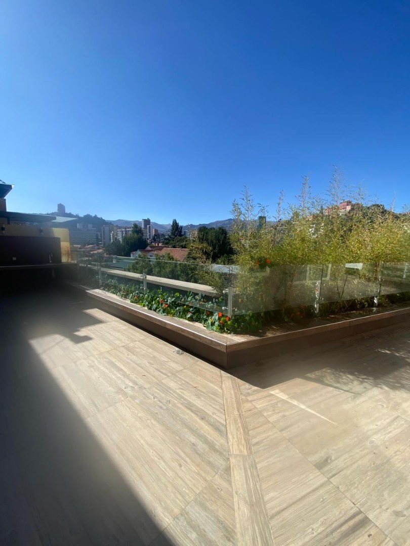 Departamento en AlquilerHermoso PH con Terraza Propia en Alquiler
La Florida Foto 3