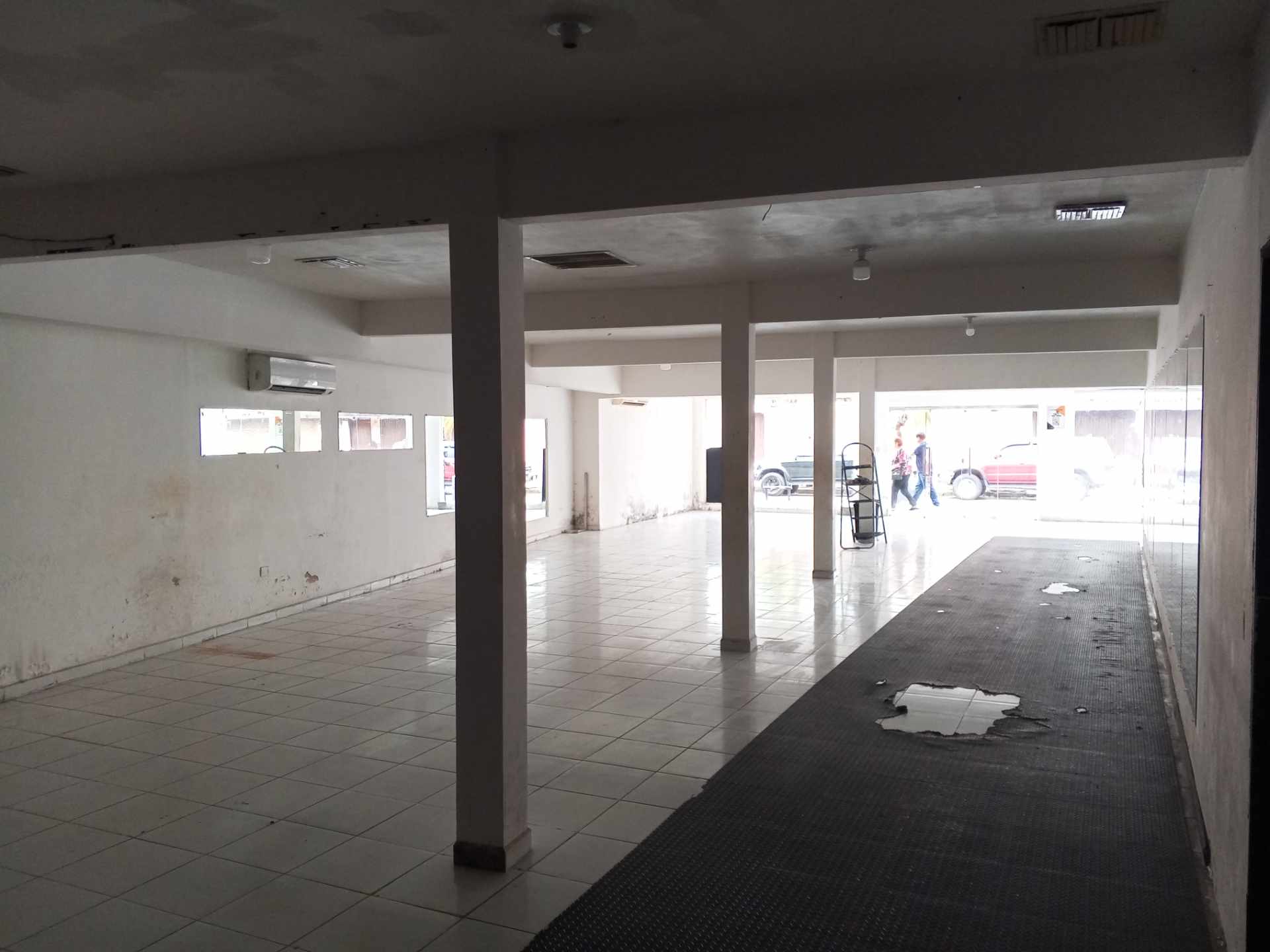 Local comercial en Entre 1er y 2do anillo Norte en Santa Cruz de la Sierra  2 baños  Foto 4