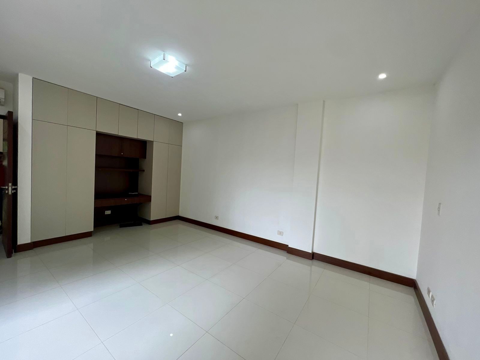 Departamento en VentaEn Venta Exclusivo Penthouse de 247 m2 en Condominio Tarumá 4 dormitorios 4 baños 2 parqueos Foto 13