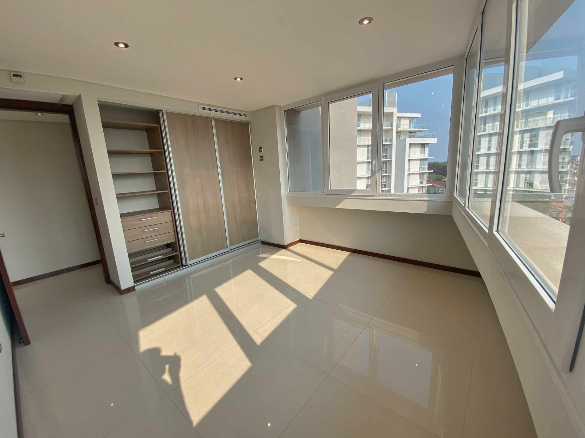 Departamento en Entre 2do y 3er anillo Oeste en Santa Cruz de la Sierra 3 dormitorios 3 baños 1 parqueos Foto 6