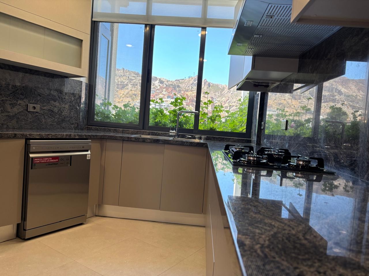 En Alquiler a $us 1,200 Foto 6