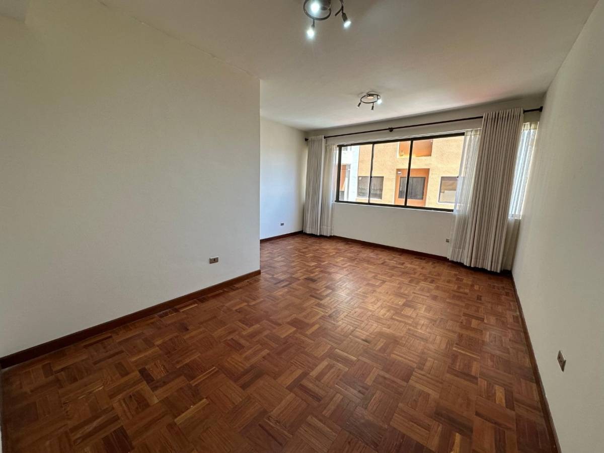 Departamento en Venta
EN VENTA – DEPARTAMENTO DE 3 DORMITORIOS EN AV. BALLIVIÁN Y CALLE 25 3 dormitorios 3 baños 1 parqueos Foto 2