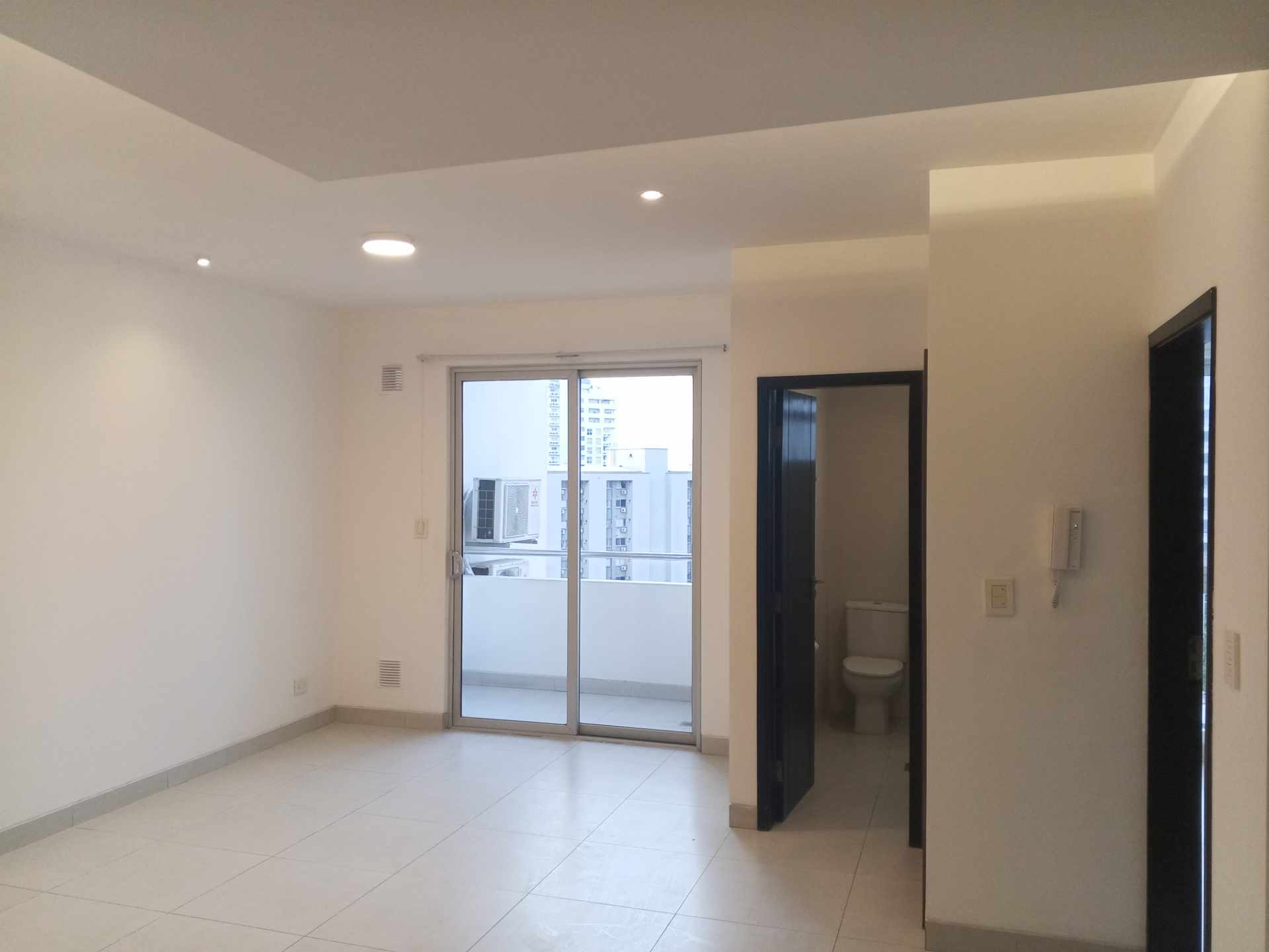 Departamento en AlquilerCondominio Altos del Sur, Zona Sur, entre Av. Irala y Av. Las Américas, cerca del Parque Urbano.  1 dormitorios 1 baños  Foto 4