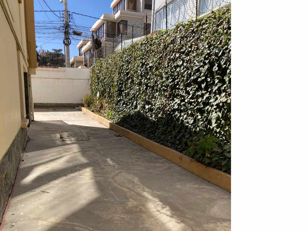 Casa en Calacoto en La Paz 4 dormitorios 3 baños 4 parqueos Foto 17