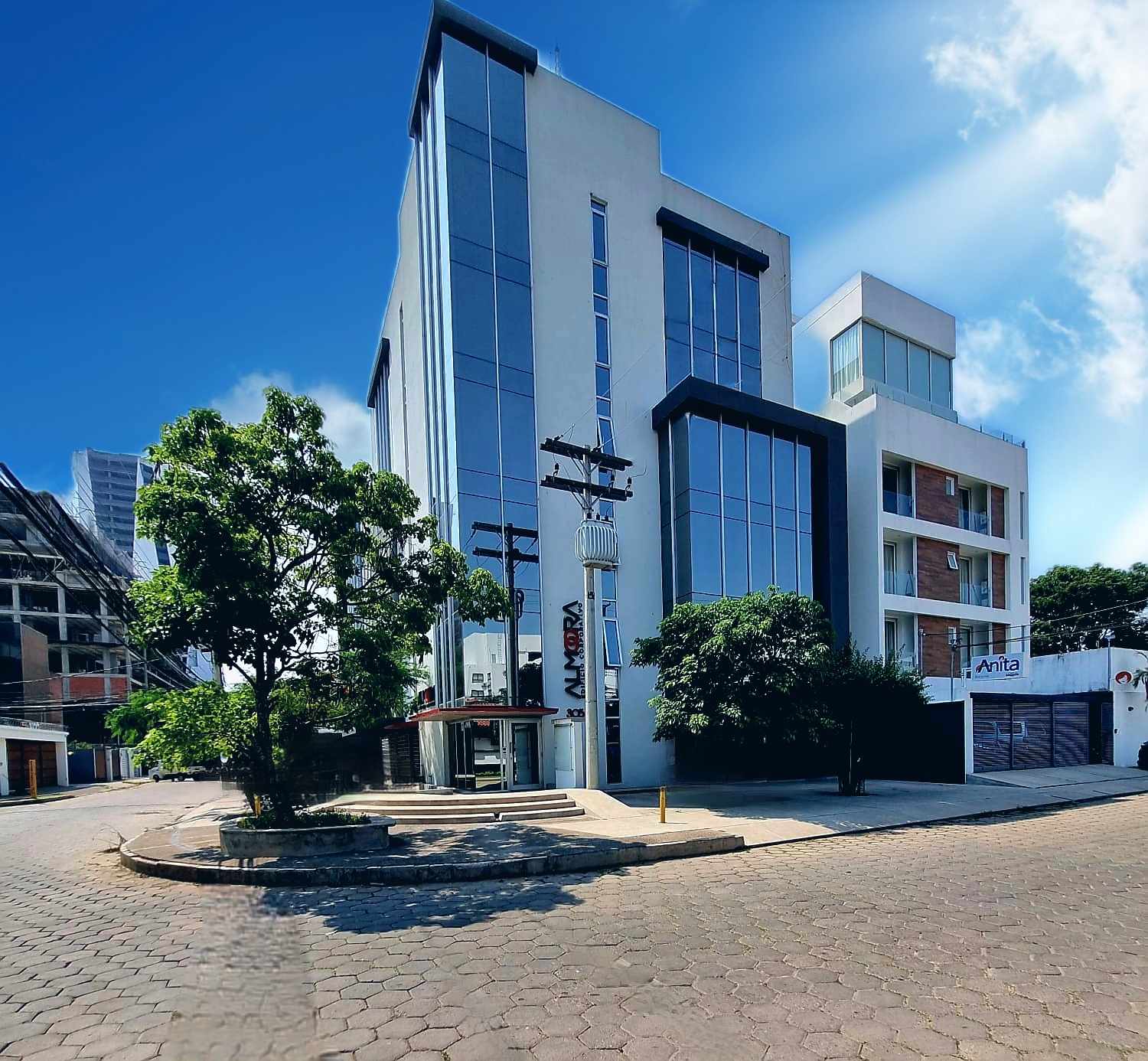 Local comercial Equipetrol  Sirari
Condominio Almoora
Av. Los Claveles Foto 1