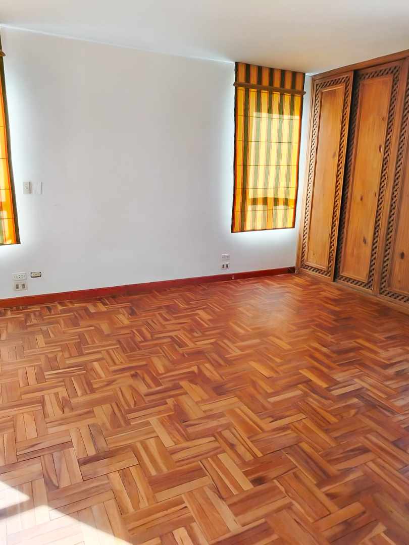 Casa <b>CASA DE 4 DORMITORIOS EN ALQUILER CALLE 10 DE CALACOTO</b> Foto 2