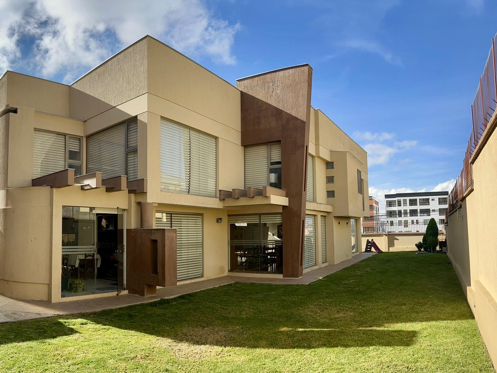 Casa en Achumani en La Paz 5 dormitorios 6 baños 5 parqueos Foto 1