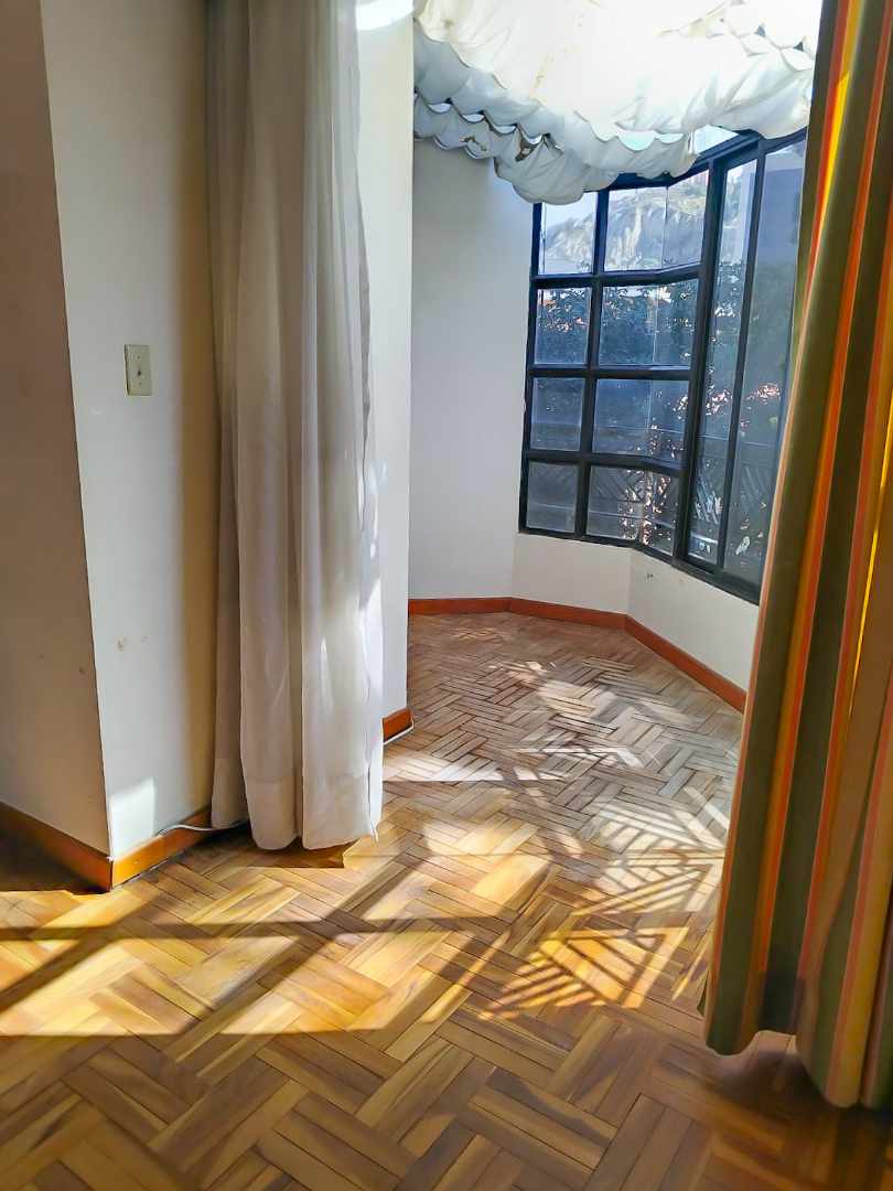 Casa <b>CASA DE 4 DORMITORIOS EN ALQUILER CALLE 10 DE CALACOTO</b> Foto 1