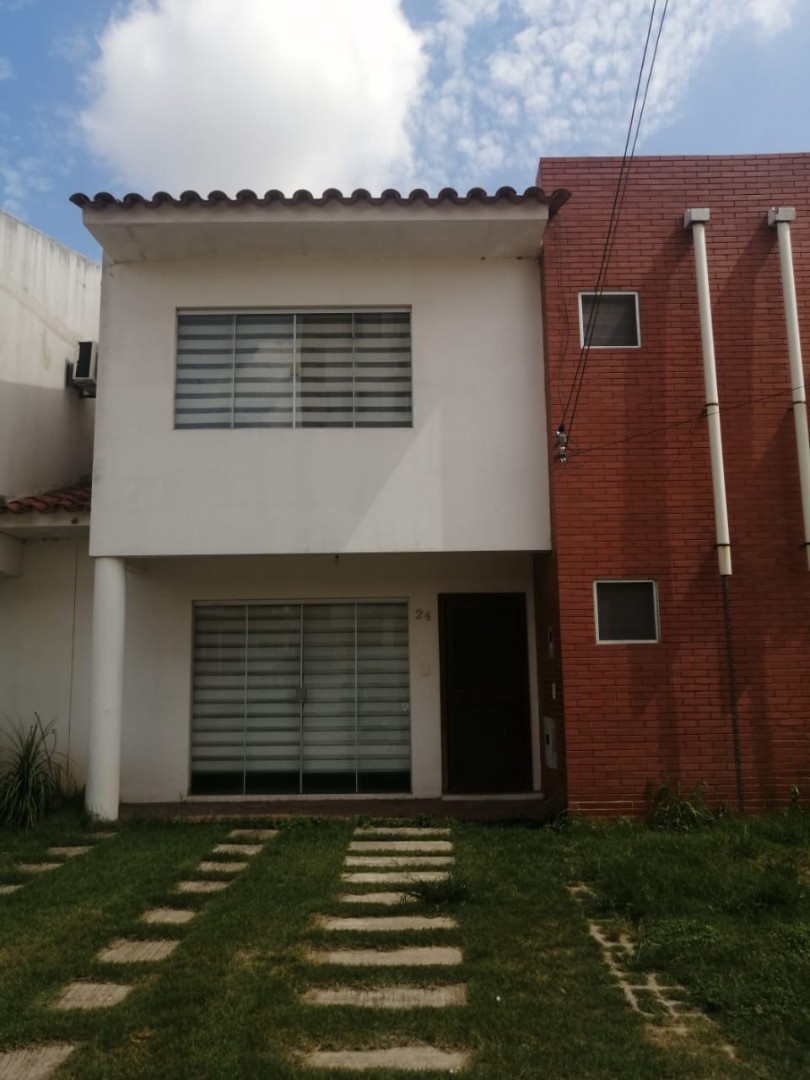 Casa en Doble vía La Guardia en Santa Cruz de la Sierra 3 dormitorios 3 baños 2 parqueos Foto 1