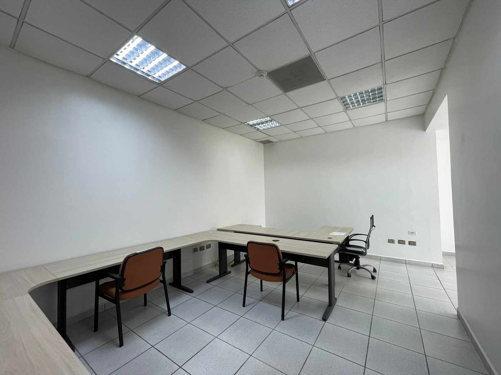 Local comercial en Entre 4to y 5to anillo Oeste en Santa Cruz de la Sierra  10 baños  Foto 11