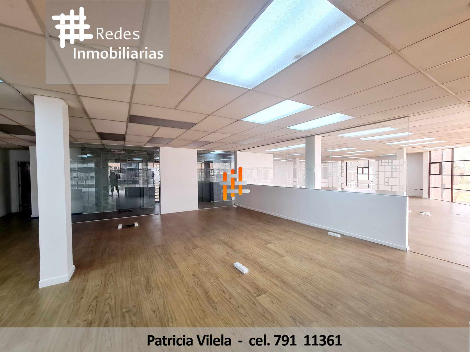 Oficina en VentaOFICINA EN VENTA EN CALACOTO EN EDIFICIO EMPRESARIAL - DIVISIONES DE VIDRIO TEMPLADO 5 dormitorios 2 baños 2 parqueos Foto 5